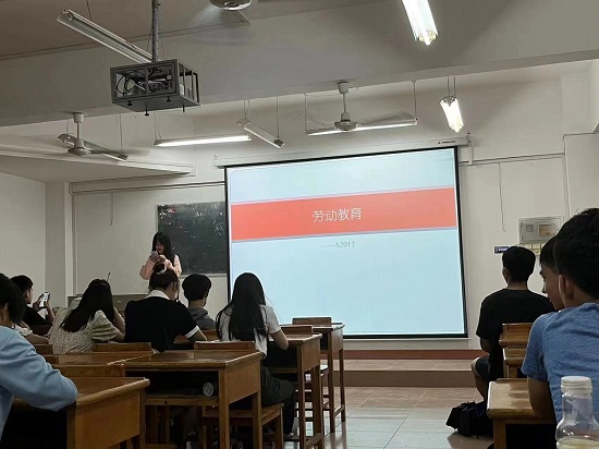 说明: C:\Users\Administrator\Desktop\万象城allwincity官网召开“劳动教育”主题班会2022.5.8\万象城allwincity官网召开“劳动教育”主题班会2022.5.8\1.jpg