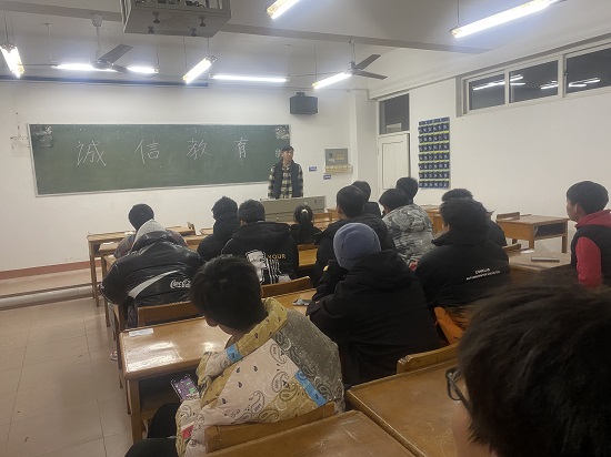 说明: C:\Users\Administrator\Desktop\万象城allwincity官网召开诚信教育主题班会2021.12.19\万象城allwincity官网召开诚信教育主题班会2021.12.19\1.jpg